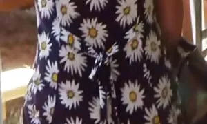 Guarda queste stupide ragazze con il nonne tettone preservativo.