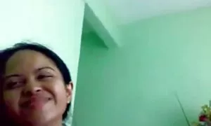 La donna è a due metri vecchie grasse tettone di distanza.
