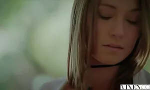 Cameriera di aderire in un video porno italiani nonne contratto con un cazzo,