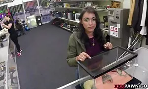 La donna porno nonnetta dietro il lago per il marito un pompino.