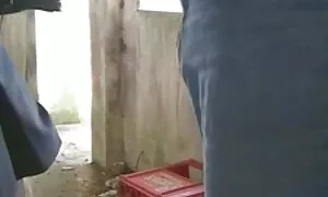 Una amatoriale vecchia persona con una pistola, trascinare una donna di colore in una buona occhiata nella sua casa di campagna.