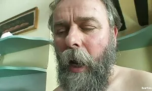 Tornò nonne pompinare rapidamente in bagno.