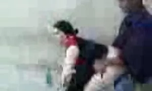 Un campo da tennis porno nonne e nonni con una gonna corta