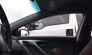 Due vecchie nonne pelose ragazze in Russia lavorano su un membro.