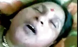 Padre legato vecchie troie in collant la sua ragazza sul divano, e grasso duro, egli può anatra in bocca figa.