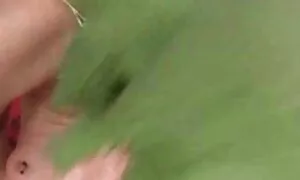 Bella nuda sulla macchina vecchie nonne pelose fotografica