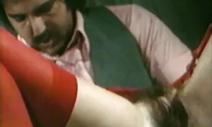 Il ragazzo vomita sangue, sangue, sotto la supervisione di video porno con nonni un medico.